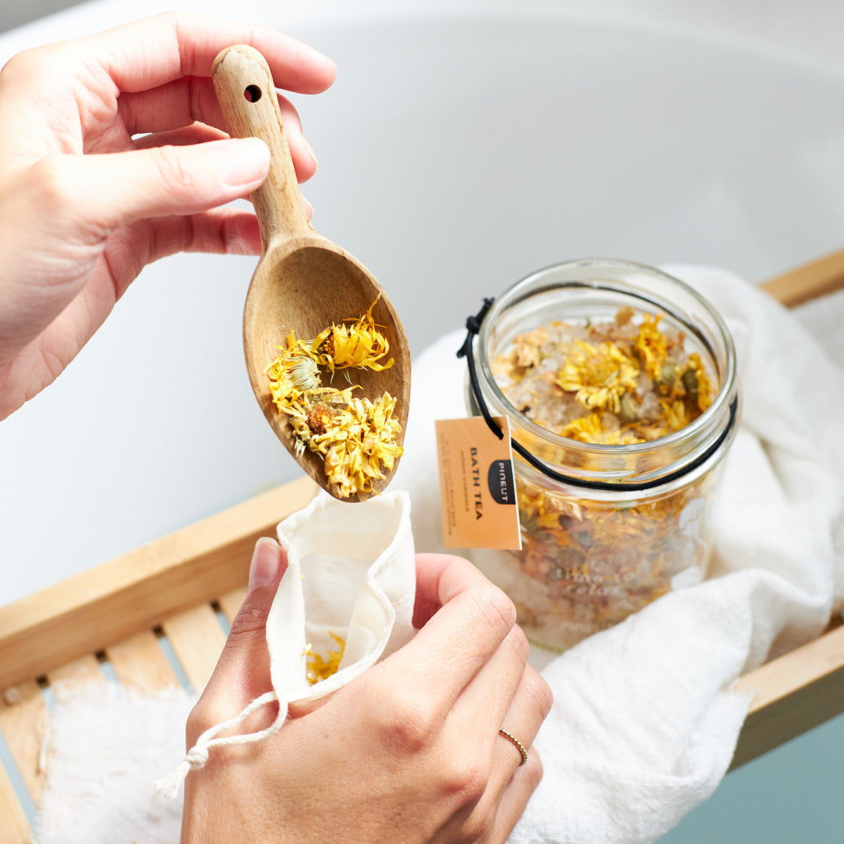 Thé de bain Jasmin & Calendula | Pot | HomeSpa | Rituel apaisant & parfum floral