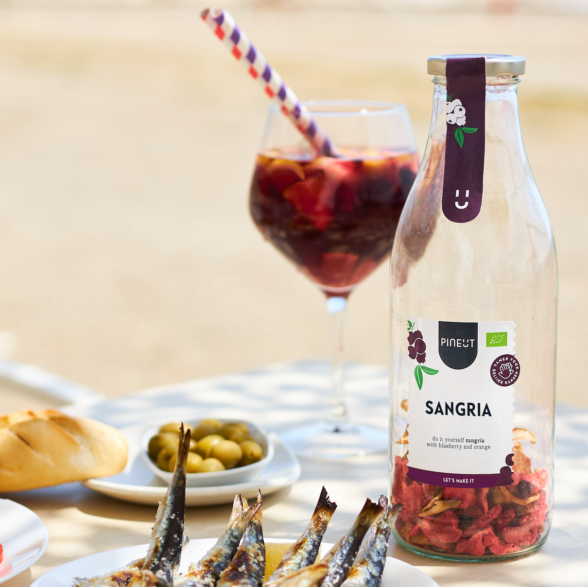 Frisse zomerse sangria van Pineut voor gezellige borrelmomenten en lange avonden in de zon.