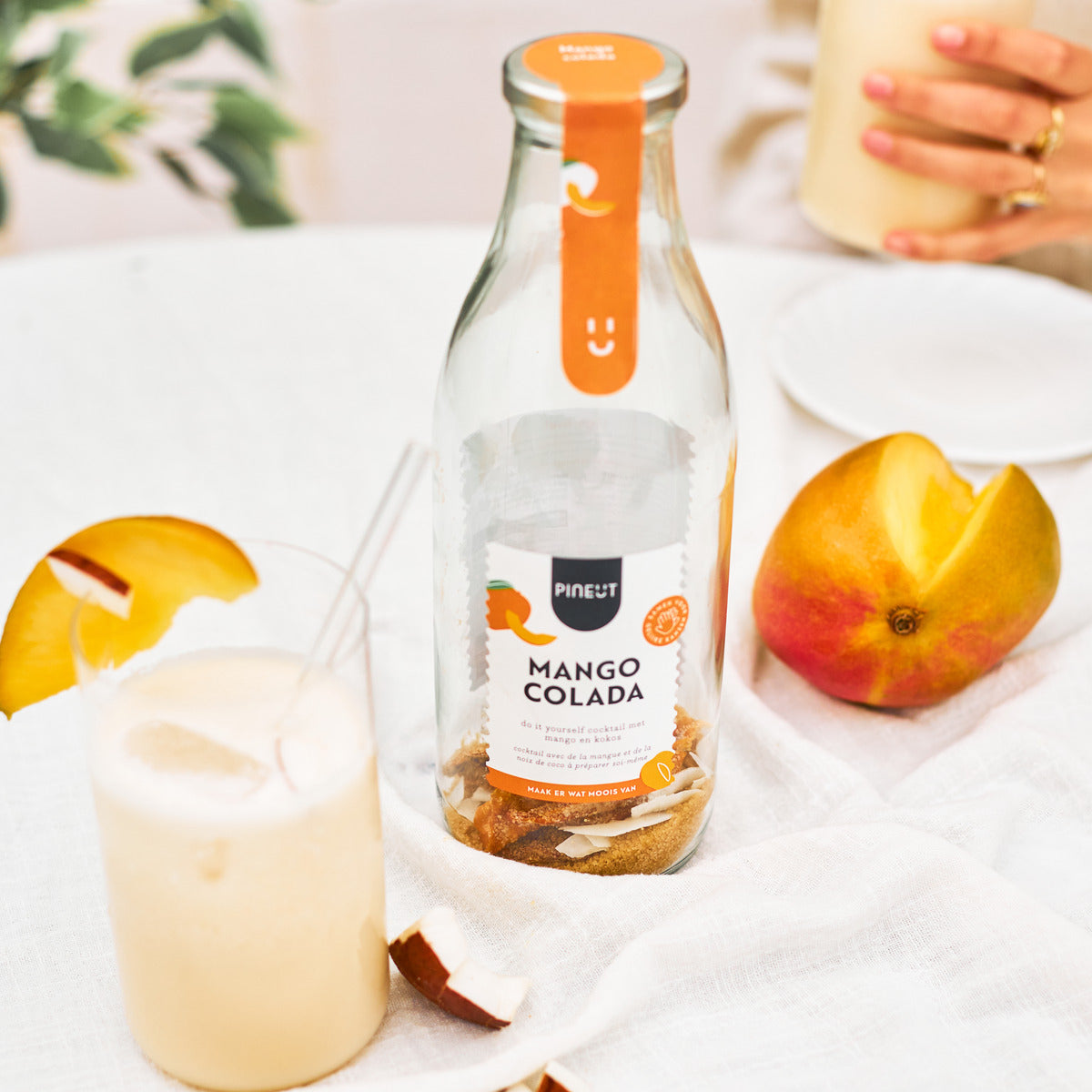 Zelf tropische Mangocolada cocktails maken voor zonnige momenten en zomerborrels thuis.